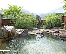 日帰り温泉も楽しめる飛騨高山・奥飛騨温泉の「旅館 焼乃湯」の貸切露天風呂「見峰の湯」