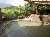 貸切露天風呂の隣にある飛騨高山の「旅館　焼の湯」の雄大な露天風呂