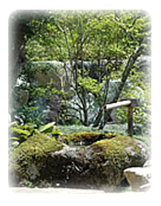 飛騨高山で日帰り温泉も堪能できる貸切露天風呂の「旅館 焼乃湯」の中庭